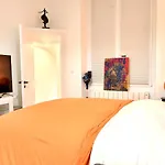 Cozy Latin Quarter Near The Seine & Metro & For 4 N6-10 * Paryż